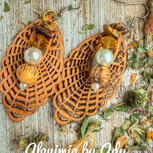 Wooden Leaf Earrings – Tiger’s Eye & Pearl + SHOULDER DUSTER